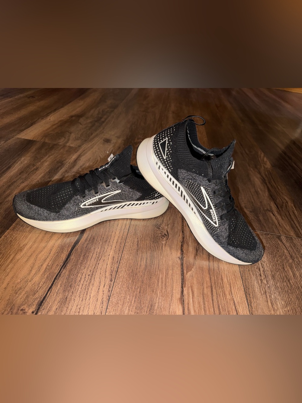 Women’s Size 9 Brooks Levitate 5 Black/Grey Running Shoe.